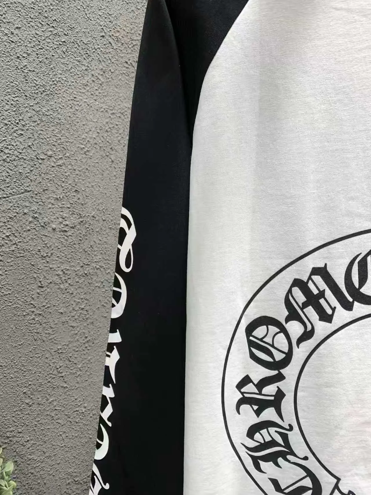 P170 Chrome Hearts 🍁Long T series🍁 Will be available at counters simultaneously in 2022❤ The fabrics have been fully upgraded! ! Crowe black and white letters large horseshoe color matching long-sleeved T. Imported environmentally friendly glue printing and dyeing replica version 1:1 high weight original fabric Color: black and white combination Size: S Length 70 Chest 105 Shoulder width 45 Sleeve length 56 M Length 72 Chest 110 Shoulder width 47 Sleeve length 58 L Length 74 Chest 115 Shoulder width 49 Sleeve length 60 XL Length 76 Bust 120, shoulder width 51, sleeve length 62